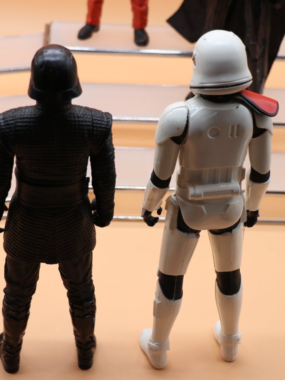 Lot of 7 Star Wars 11"+/-  Action Figures - Picture 6 of 8